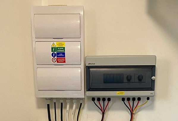 Aswich1000V DC Strings Combiner Box Installation en tchèque pour le système solaire